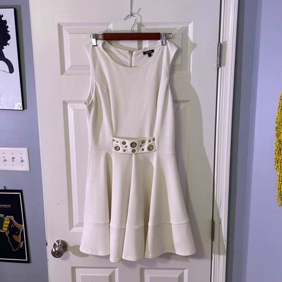 Creme dress with gold embroidery - Picture 2 of 3